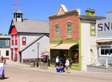 Rendez-vous au musée vivant Heritage Park Village de Calgary avec votre voiture de location Rue et maisons historiques du Heritage Park Village de Calgary