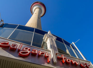 La tour de Calgary Vue plongeante depuis le pied de la tour de Calgary