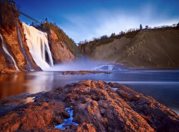 Accès à la chute Montmorency avec votre voiture de location Chute Montmorency au crépuscule