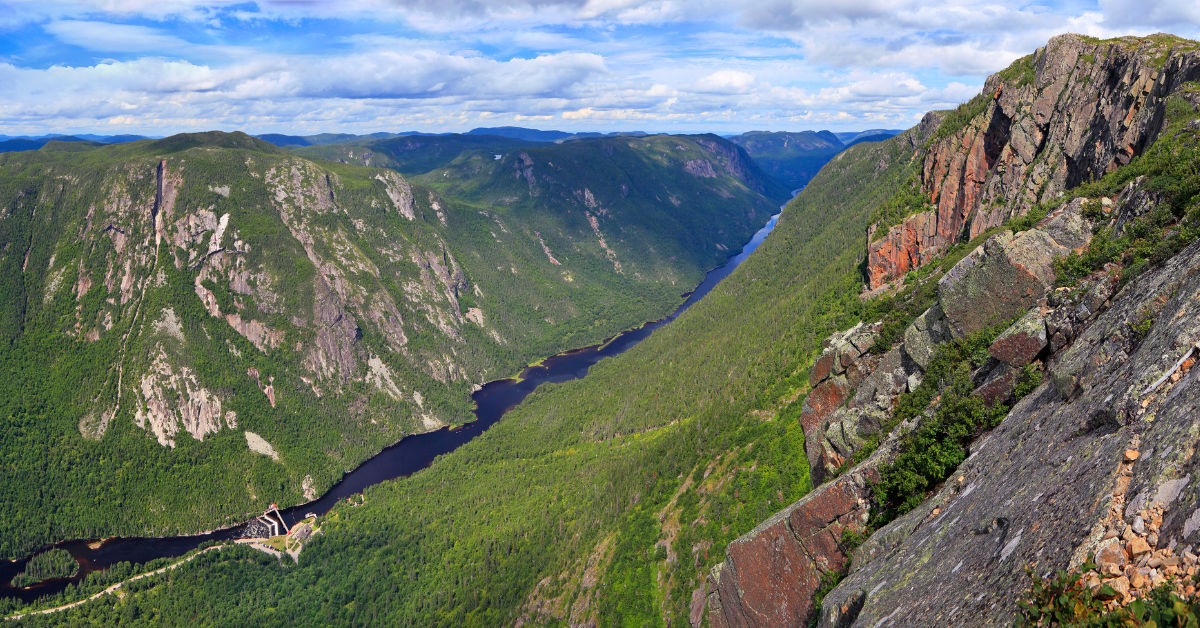 Hiking the Acropole-des-Draveurs trail | Authentik Canada