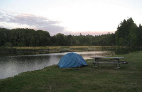 Camper près de la rivière
