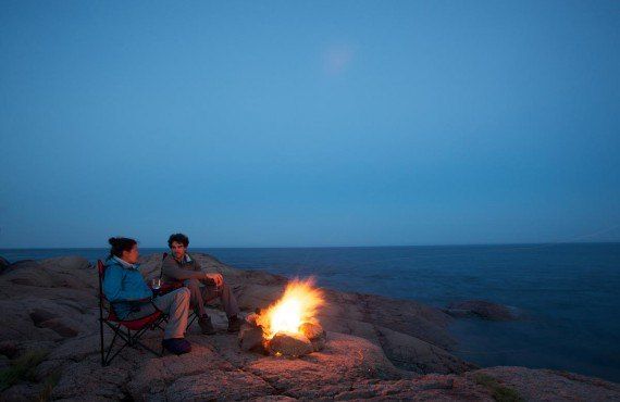 Feu de camp sur les rives du fleuve Saint-Laurent (Tourisme Quebec, Christian Savard)