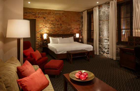 Chambre grand lit avec mur de brique
