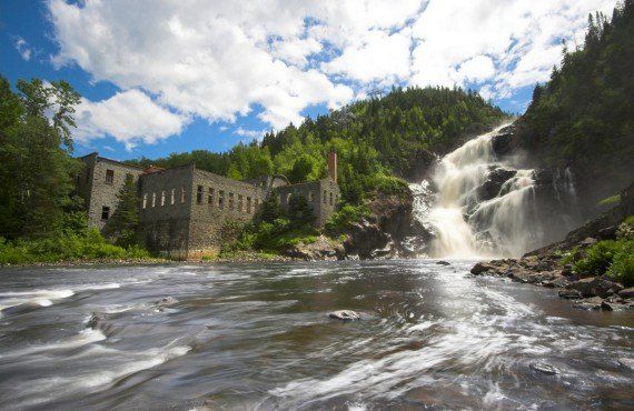 Ouiatchouan Falls and the mill, Val-Jalbert (Tourisme SagLac, Charles-David Robitaille)