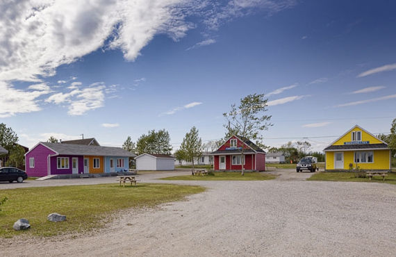 Parvis extérieur, les Maisonnettes des Îles ©