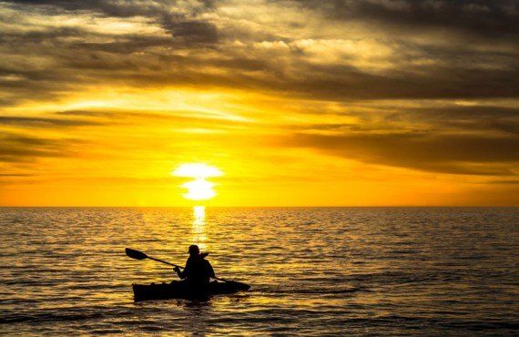 Kayak de mer au coucher de soleil (DollarPhotoClub, Plasid)