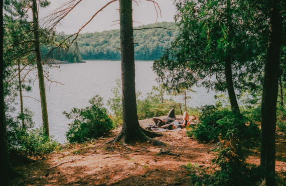 Sieste sur le bord du lac