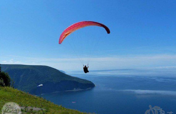 Paragliding flight at Mont-Saint-Pierre (Corporation du Tourisme de Mont-St-Pierre)