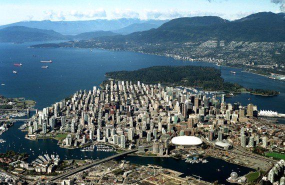 Vue aérienne de Vancouver (Tourism Vancouver, AirPhoto '85)