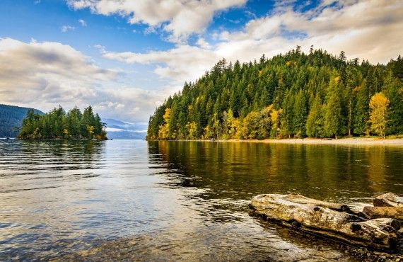 Harrison Lake, BC, Canada (AdobeStock, Loui Photo)