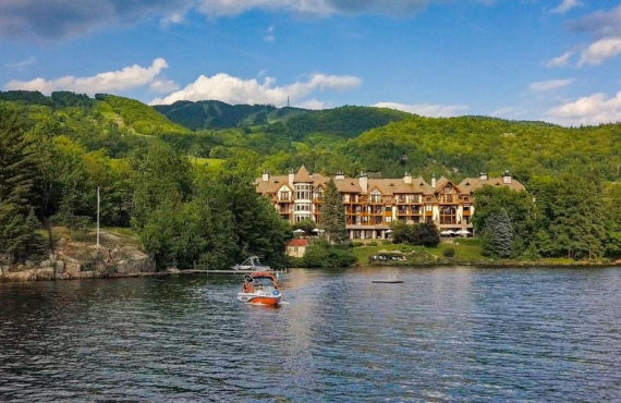 @ Hôtel Quintessence Tremblant Vue sur l'hôtel depuis le lac
