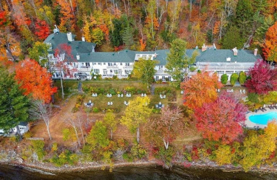 @ Manoir Hovey Vue aérienne automnale du Manoir Hovey