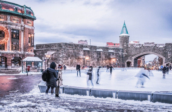 Place d'Youville décorée pour les fêtes Patinoire Place D'Youville Québec
