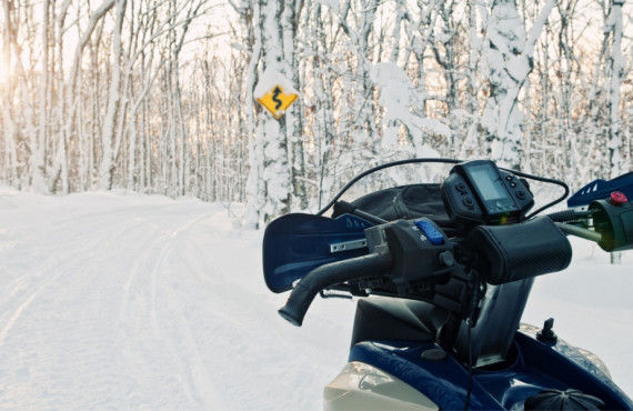 Scooter des neiges au Québec Sentier de motoneige dans la région de Québec