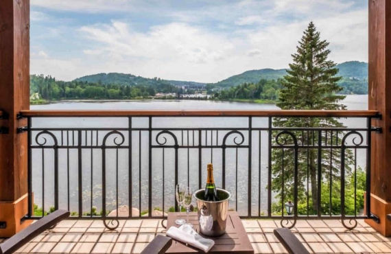@ Hôtel Quintessence Tremblant Balcon d'une chambre avec vue sur le lac