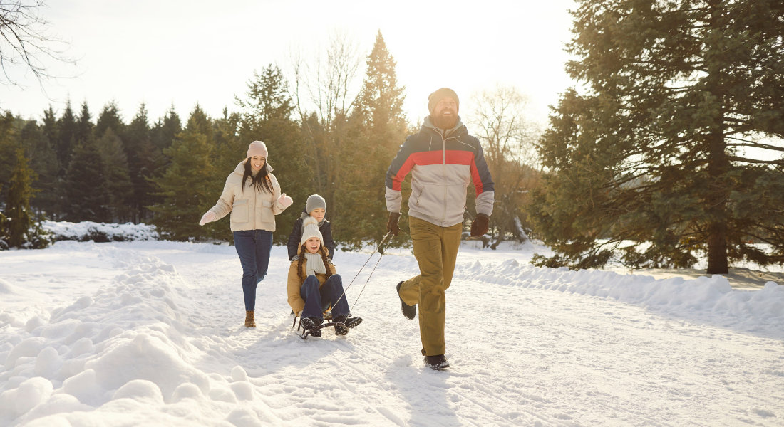 Randonnée en famille en voyage au Québec en hiver Randonnée en famille en voyage au Québec en hiver