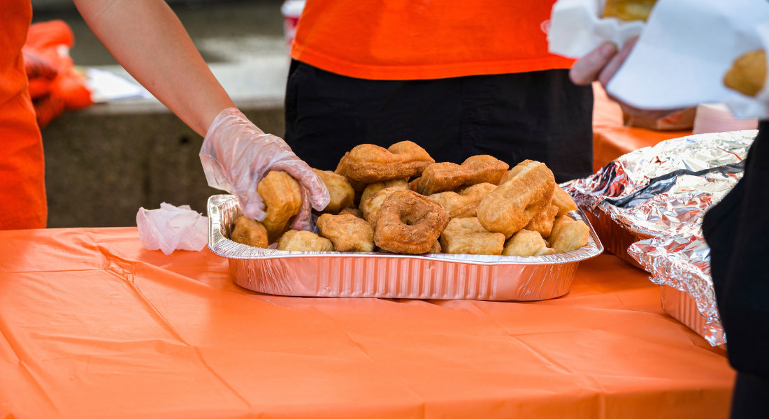 Pain bannock traditionnel servi entassés dans une assiette