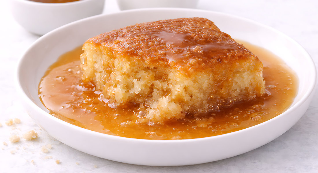 Portion de pouding chômeur nappée de sauce sucrée