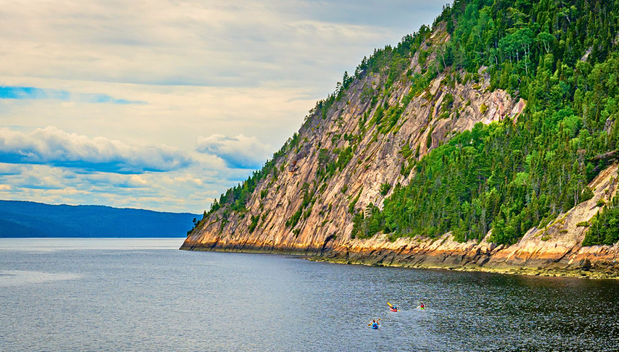 Kayak sur le Fjord du Saguenay Une vue sur une falaise du Fjord du Saguenay, on peut apercevoir 3 kayakistes