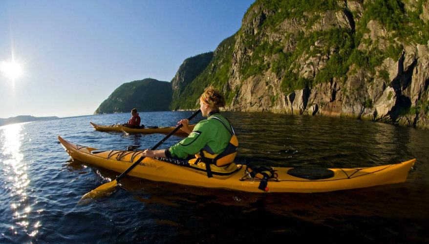 Kayak sur mer Tadoussac deux kayakistes sur la mer en fin de journée