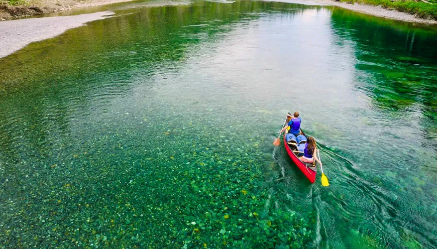 Canot sur la rivière Bonaventure Un couple qui pagaye sur les eaux turquoises et transparentes de la rivière Bonaventure