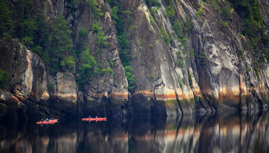 Village vacances Petit-Saguenay Deux kayakistes naviguant proche des falaises