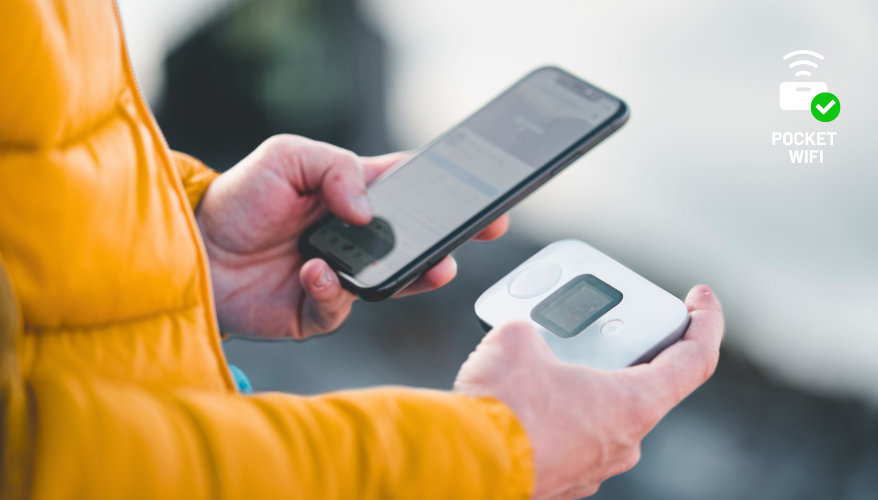 Pocket wifi Un homme connectant son téléphone sur son réseau pocket wifi