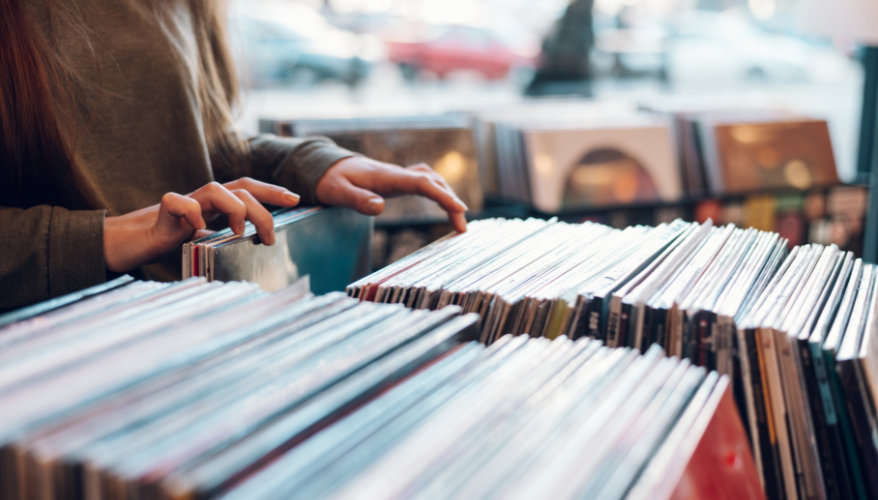 femme qui cherche un vinyle dans une boutique