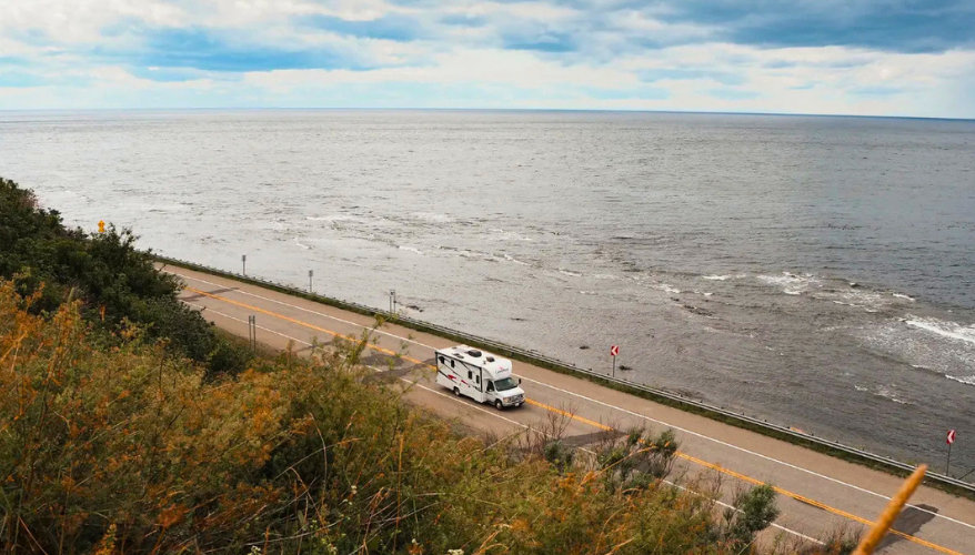 En RV, le trajet fait pleinement partie du voyage. Les grandes fenêtres et la position surélevée permettent à toute la famille de profiter des paysages canadiens, même entre deux étapes. RV en Gaspésie face à la mer lors d’un road trip au Canada