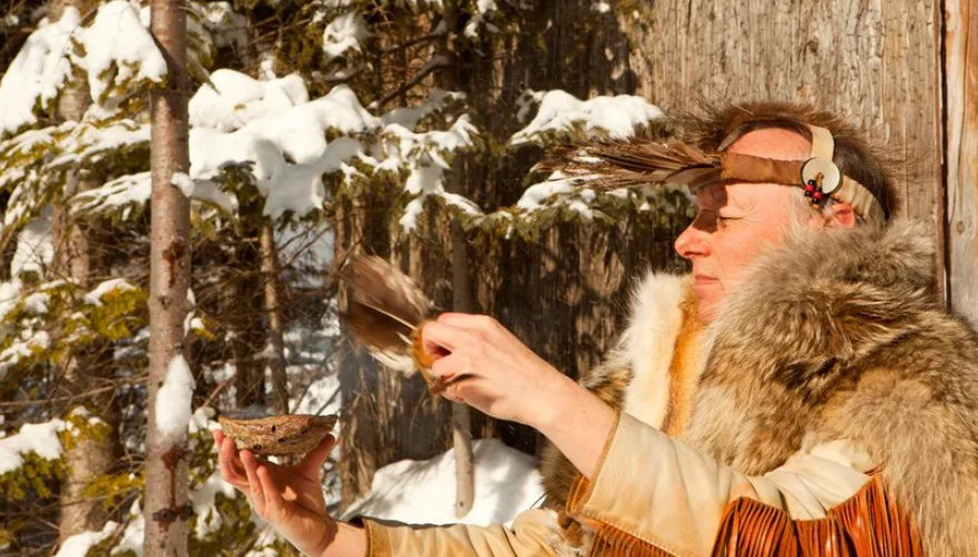 Discover wendat culture in Wendake An interpreter in traditional dress during a Wendat cultural discovery activity in Wendake, near Quebec City.