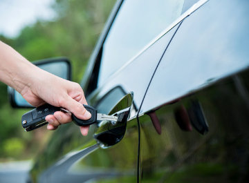 N'oubliez pas de lire les petites lignes ! Personne qui ouvre sa voiture de location