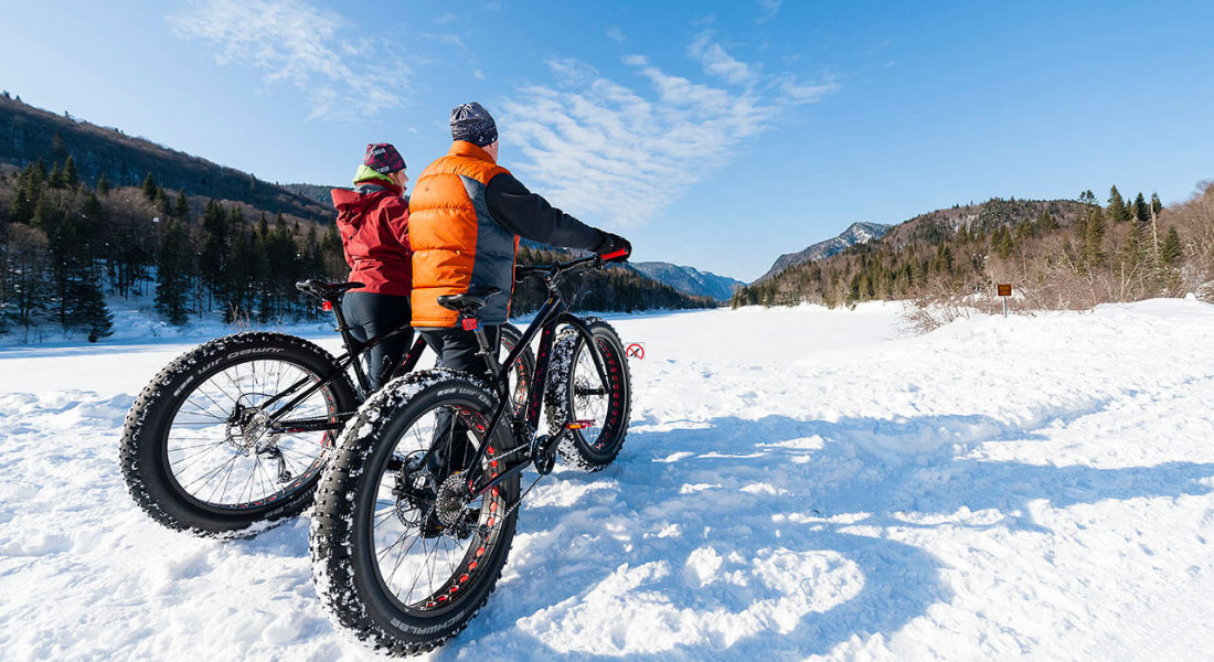 Fatbike, un incontournable de l'hiver au Québec Duo de fatbike sur un paysage hivernal