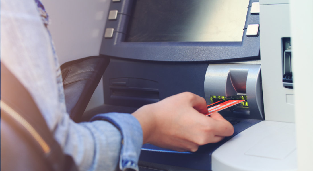 femme qui retire de l'argent dans un ATM