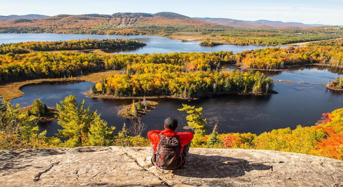Randonneur en haut d'un belvédère au Québec en automne
