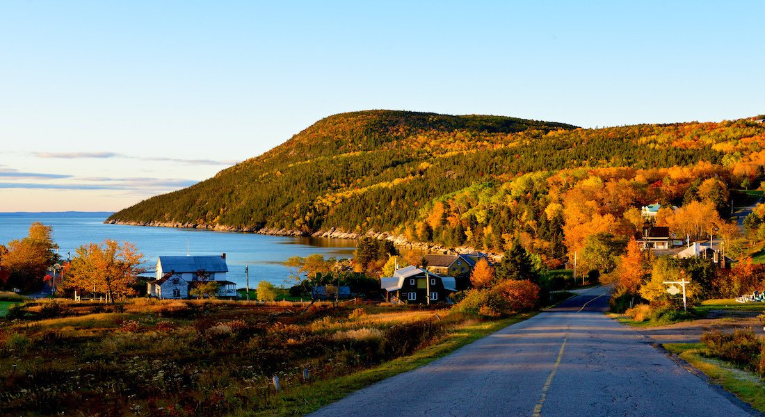 un paysage d'automne au québec en gaspésie le long du st laurent
