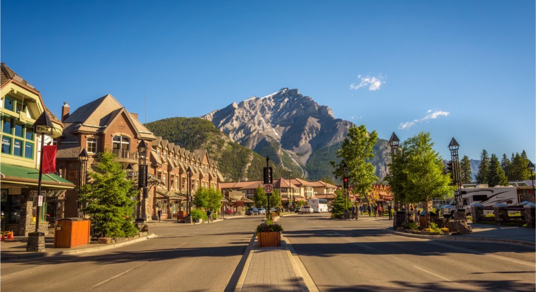 @ Nick Fox - shutterstock_697329550 Banff alpine village visit in 2 days