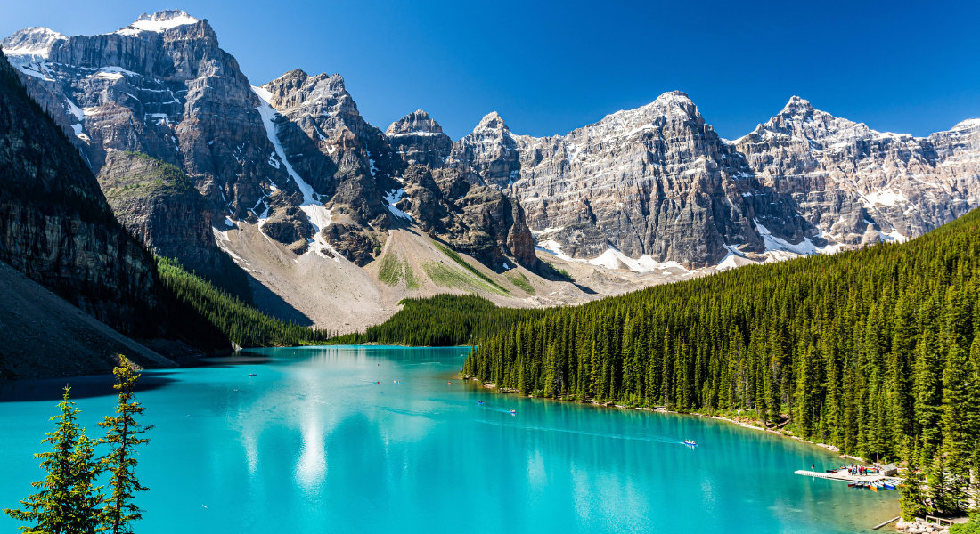 Le lac Moraine est le paradis des couples Vue sur le Lac Moraine dans le Parc National de Banff