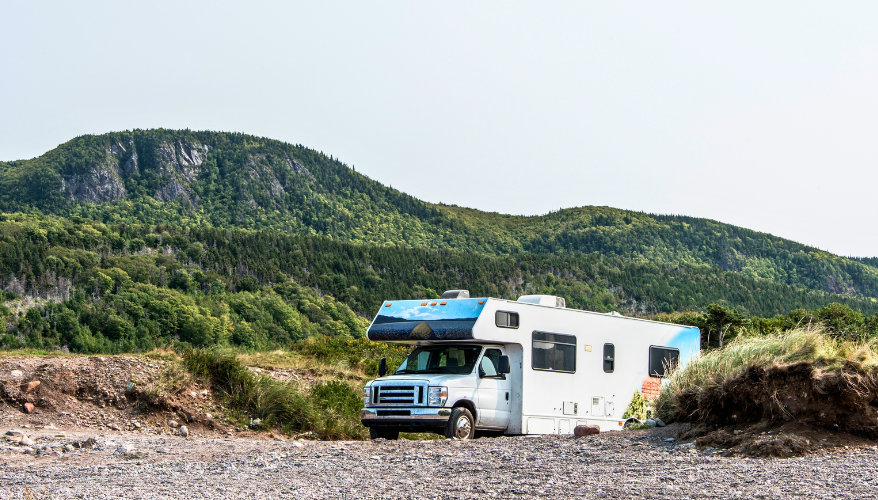 Réserver tôt est de loin le conseil le plus précieux ! Camper RV camion stationné sur la ligne de la côte de l'île du Cap-Breton, sur la falaise panoramique de la route Cabot Trail, Nouvelle-Écosse