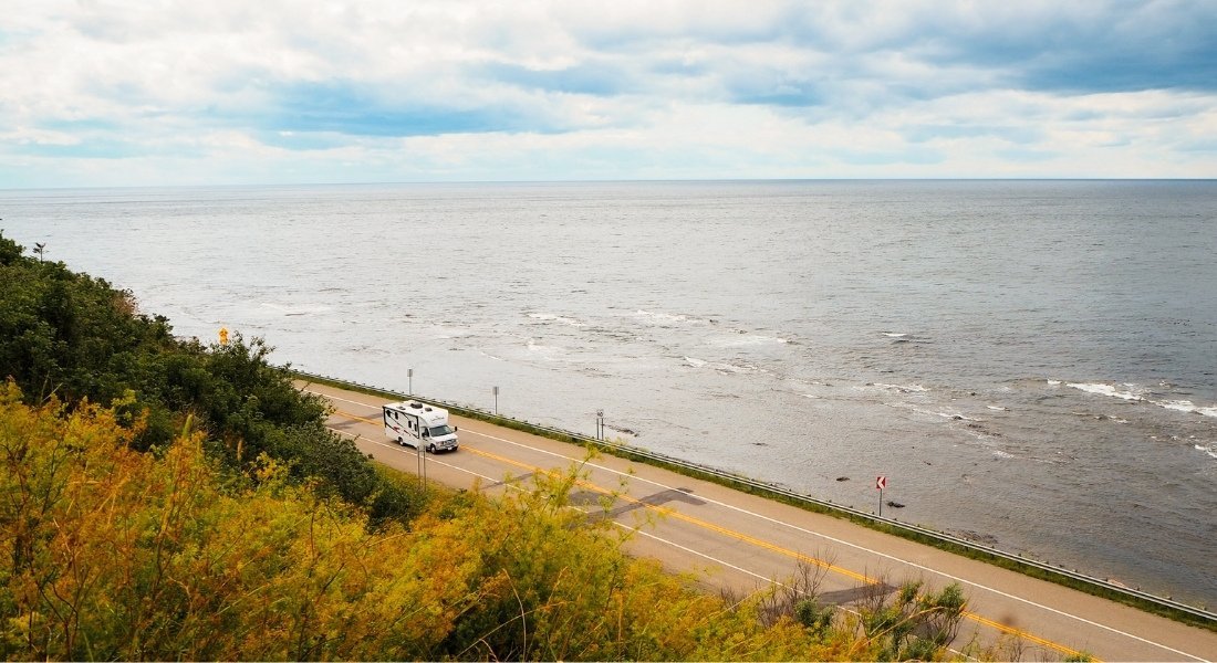 camping-car sur la route longeant la mer en Gaspésie
