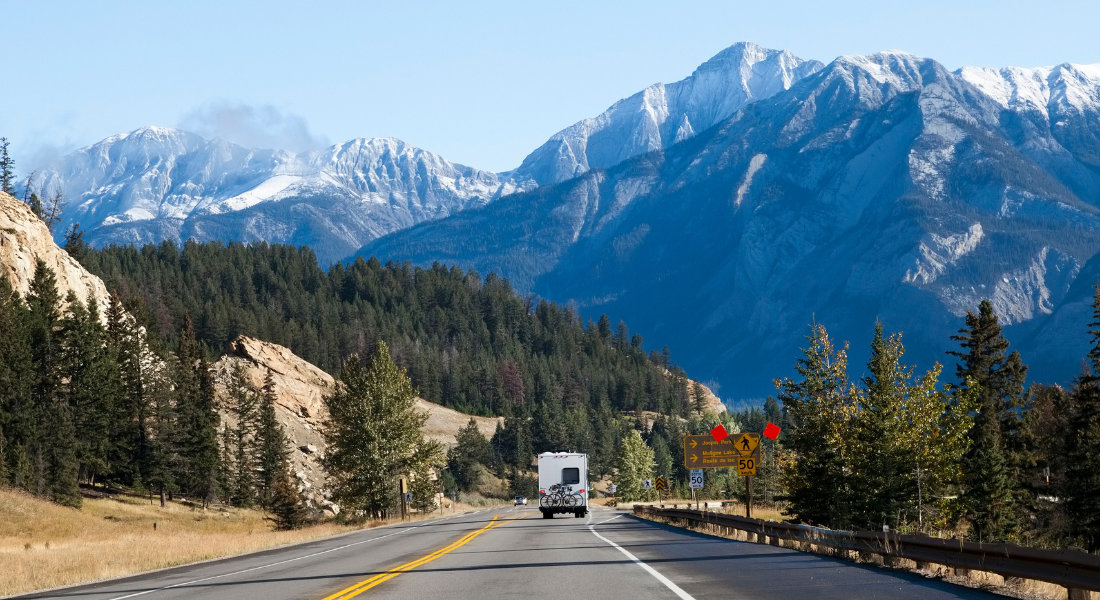 Camping car camping car sur la route dans les Rocheuses