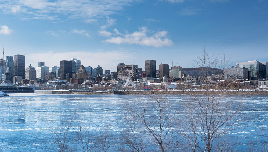 Montréal et son centre-ville vus depuis l’autre rive du Saint-Laurent en hiver. Vue sur Montréal et le fleuve Saint-Laurent gelé en hiver