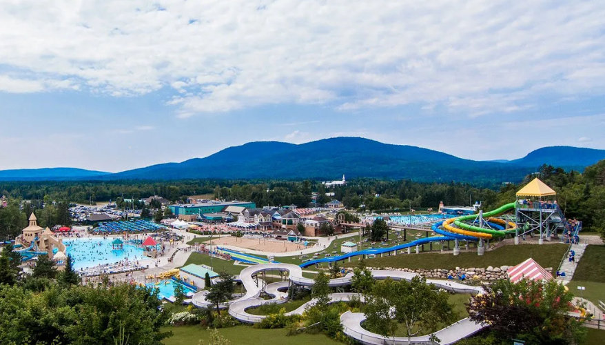 Village Vacances Valcartier en été Vue panoramique du Village Vacances Valcartier et de ses piscines et glissades d'eau en été.