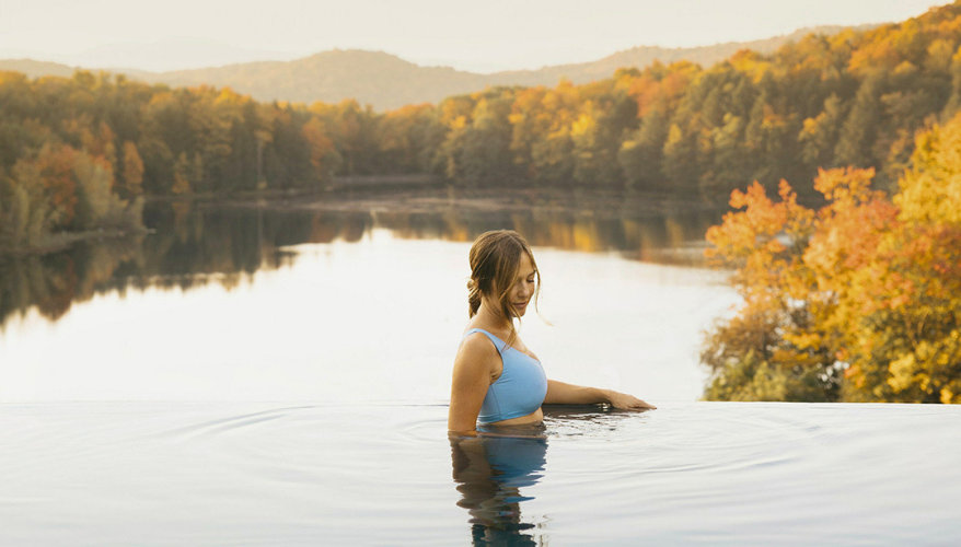 Quand il fait frisquet, direction le spa ! Bain extérieur du BALNEA spa entouré des couleurs d'automne dans les Cantons-de-l'Est