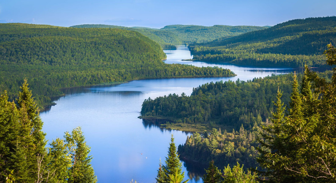 Vue aérienne d'un lac en mauricie au milieu des monts en été