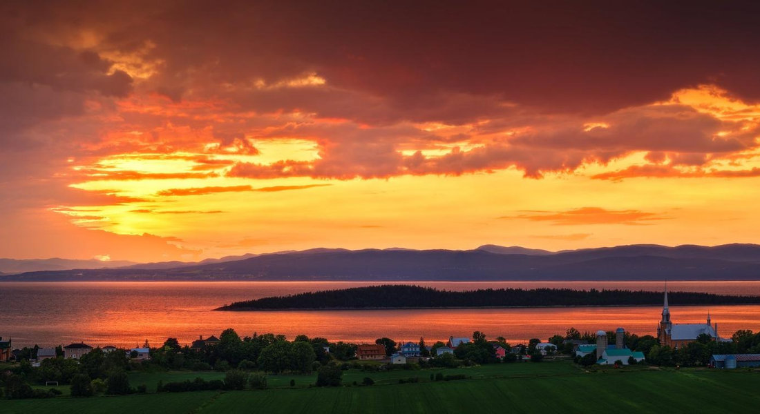 photo aérienne du village de Kamouraska au coucher du soleil