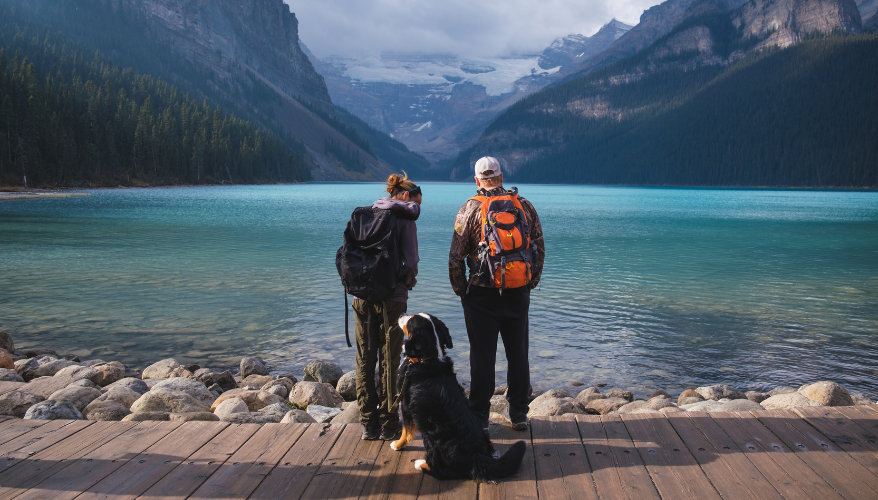 Des paysages à partager avec son chien Couple avec leur chien dans les Rocheuses canadiennes