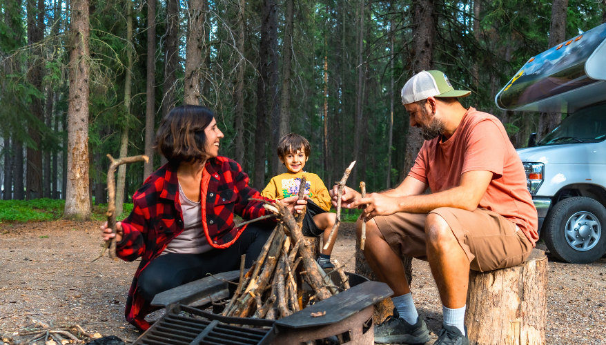 Comparer les prix oui, mais faites le à conditions équivalentes ! Famille profitant du camping dans les rocheuses canadiennes