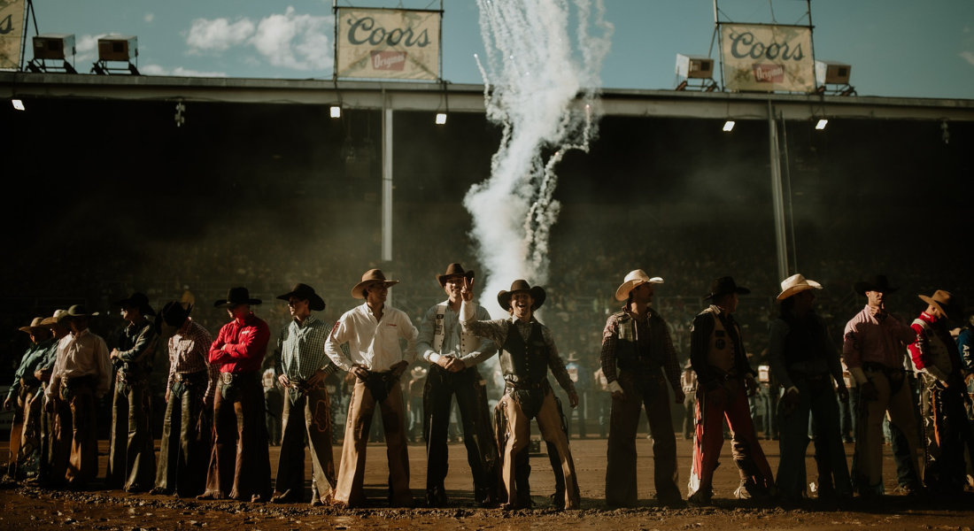 Cowboys qui font le show dans un rodéo