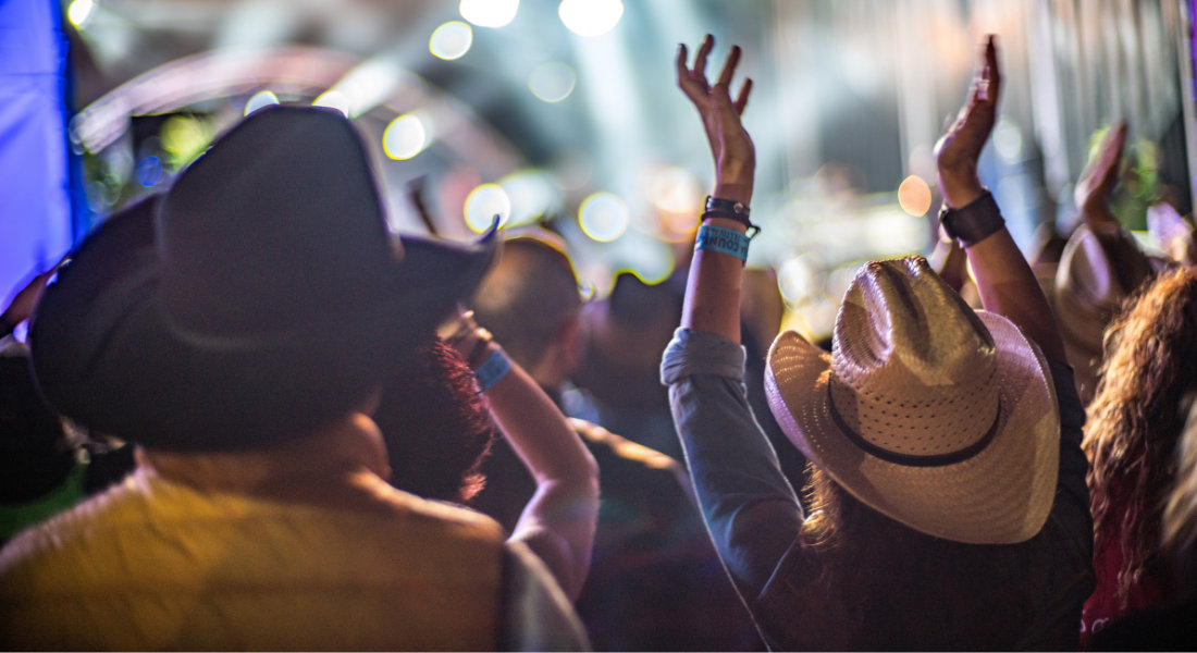 Foule d'un concert avec des chapeaux de cowboys