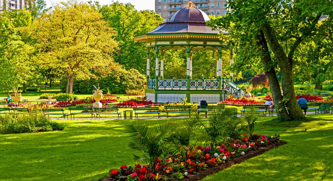 Kiosque dans les jardins publics fleuris d'Halifax